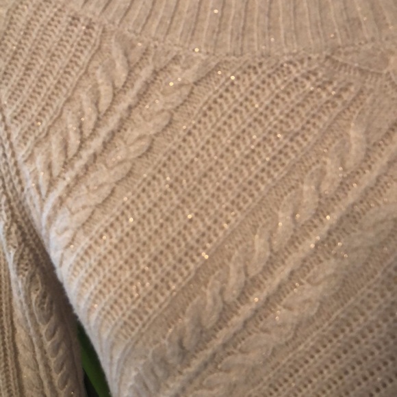 Pink sweater with gold threading - Picture 2 of 4